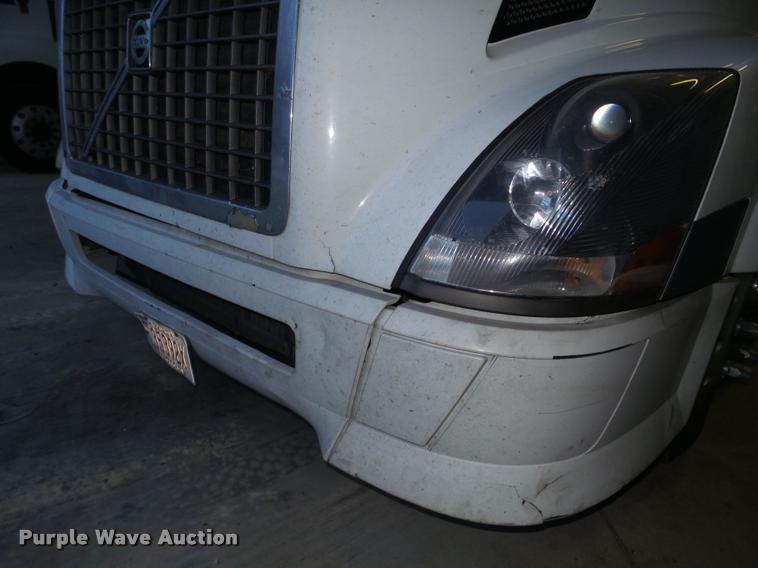 image for item K6176 2005 Volvo VNL semi truck