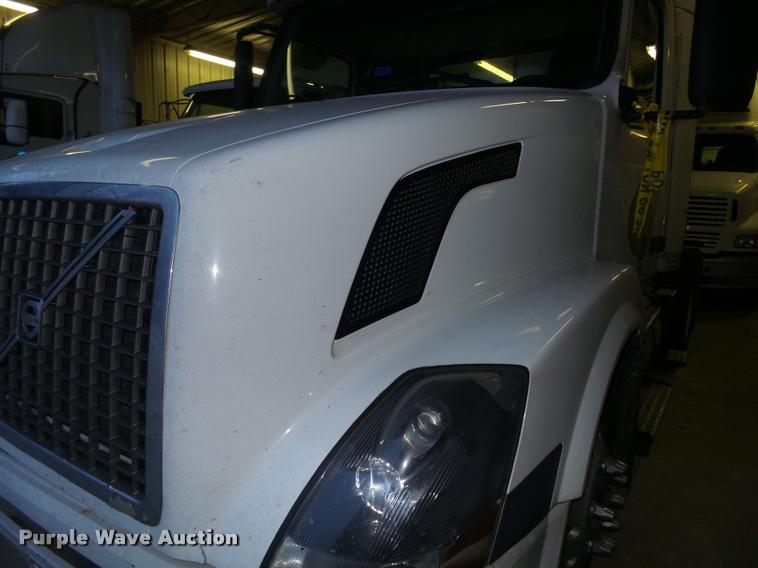 image for item K6176 2005 Volvo VNL semi truck