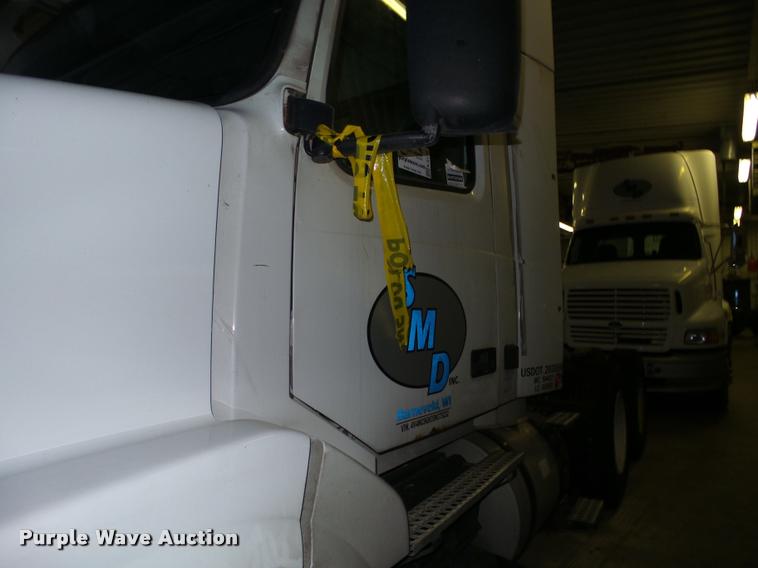 image for item K6176 2005 Volvo VNL semi truck