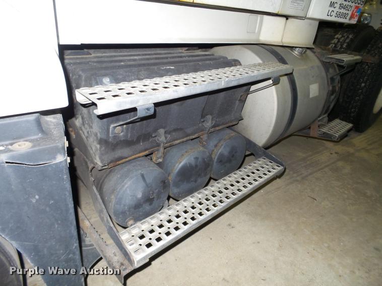 image for item K6176 2005 Volvo VNL semi truck