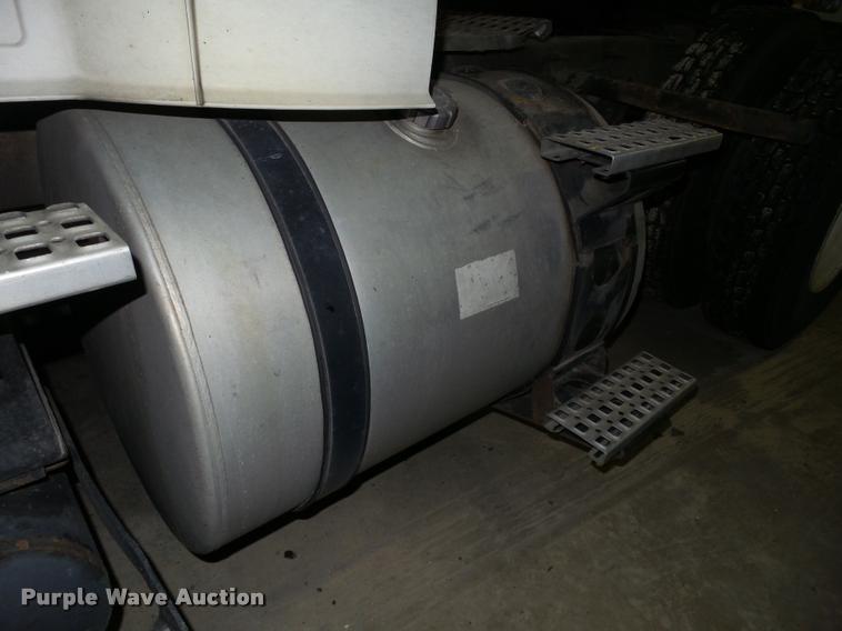 image for item K6176 2005 Volvo VNL semi truck