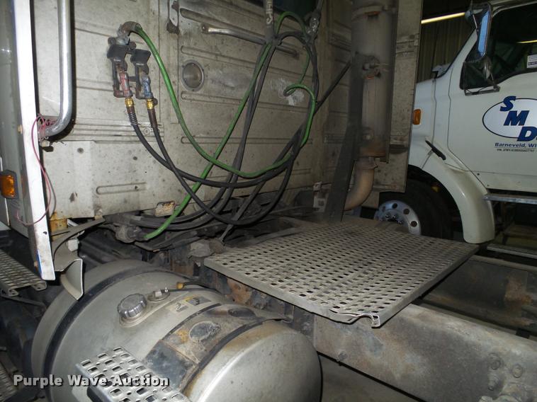 image for item K6176 2005 Volvo VNL semi truck