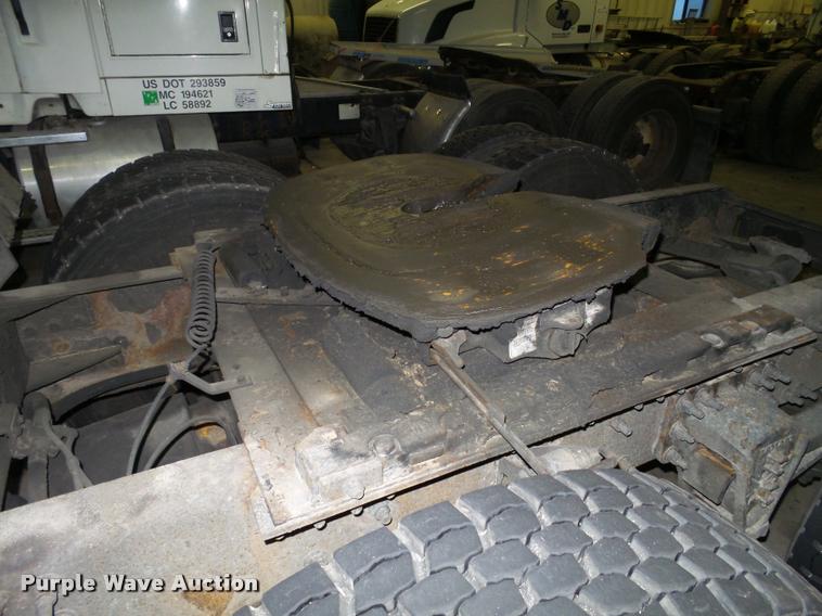 image for item K6176 2005 Volvo VNL semi truck