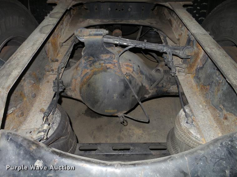 image for item K6176 2005 Volvo VNL semi truck