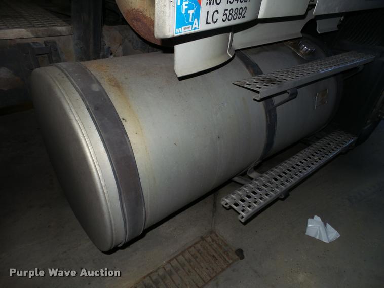 image for item K6176 2005 Volvo VNL semi truck