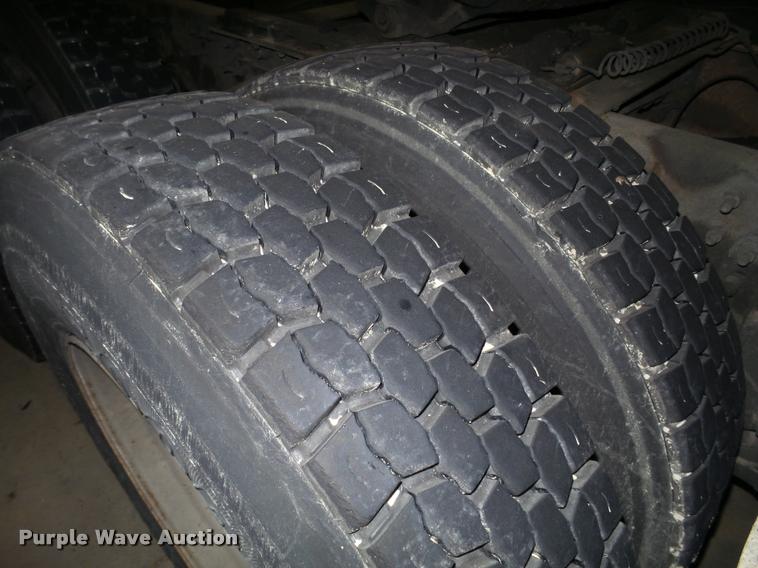 image for item K6176 2005 Volvo VNL semi truck