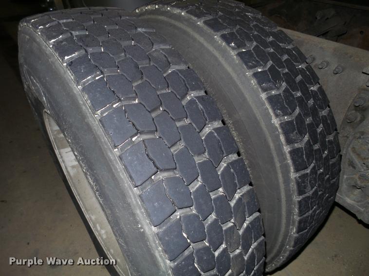 image for item K6176 2005 Volvo VNL semi truck