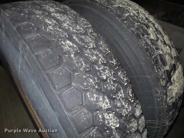 image for item K6176 2005 Volvo VNL semi truck