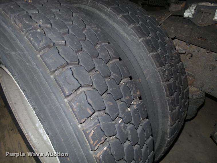 image for item K6176 2005 Volvo VNL semi truck