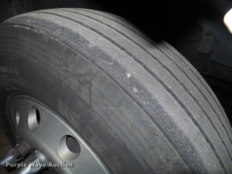 image for item K6176 2005 Volvo VNL semi truck