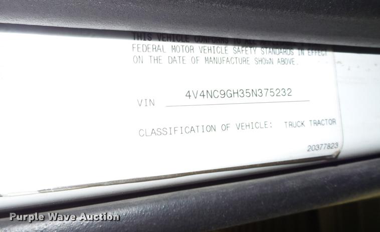 image for item K6176 2005 Volvo VNL semi truck