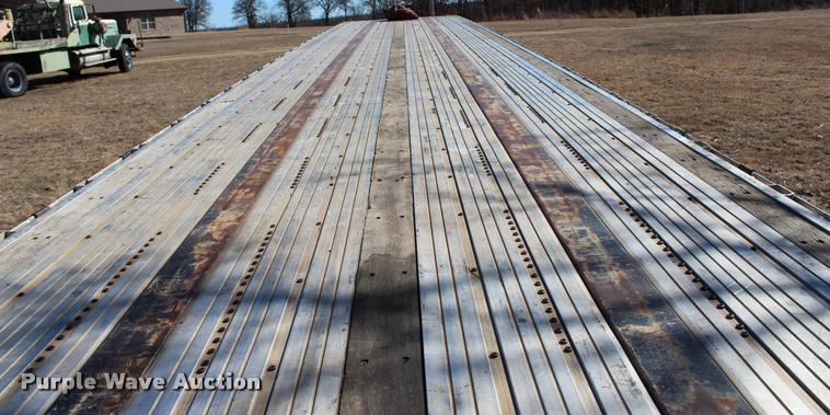 image for item L3018 2006 Utility FS2CHA flatbed trailer