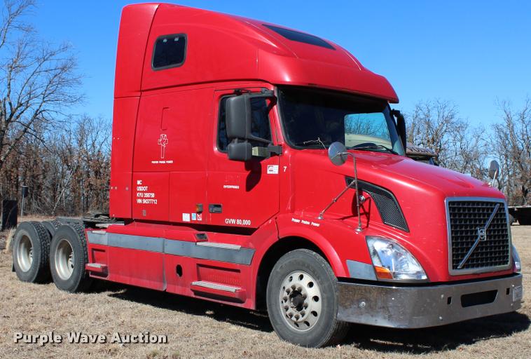 image for item L3020 2005 Volvo VNL semi truck