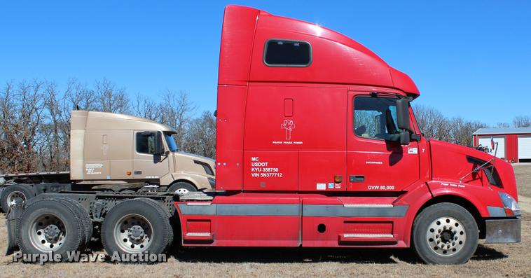 image for item L3020 2005 Volvo VNL semi truck