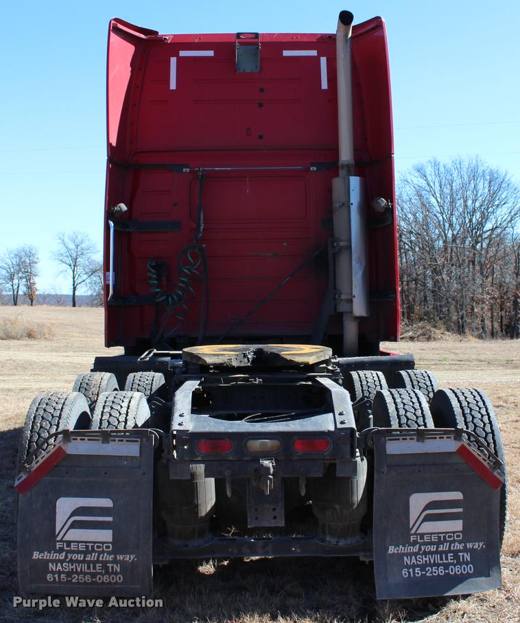 image for item L3020 2005 Volvo VNL semi truck