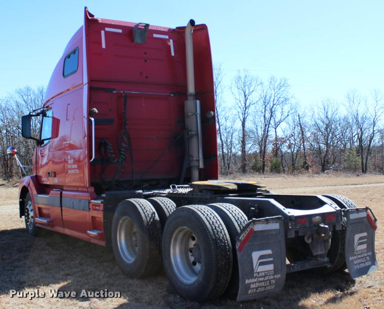 image for item L3020 2005 Volvo VNL semi truck
