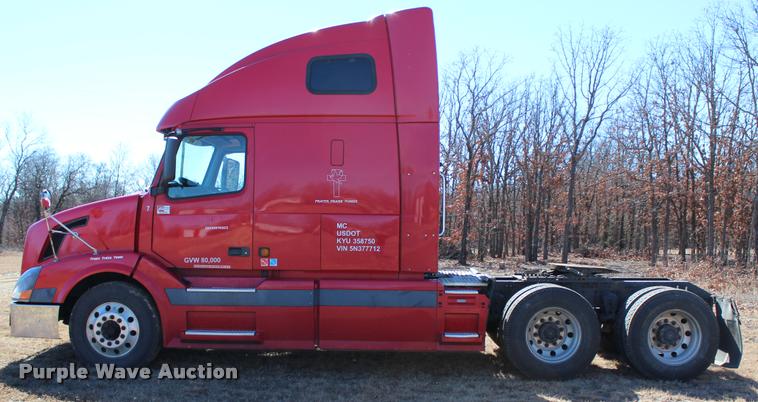 image for item L3020 2005 Volvo VNL semi truck