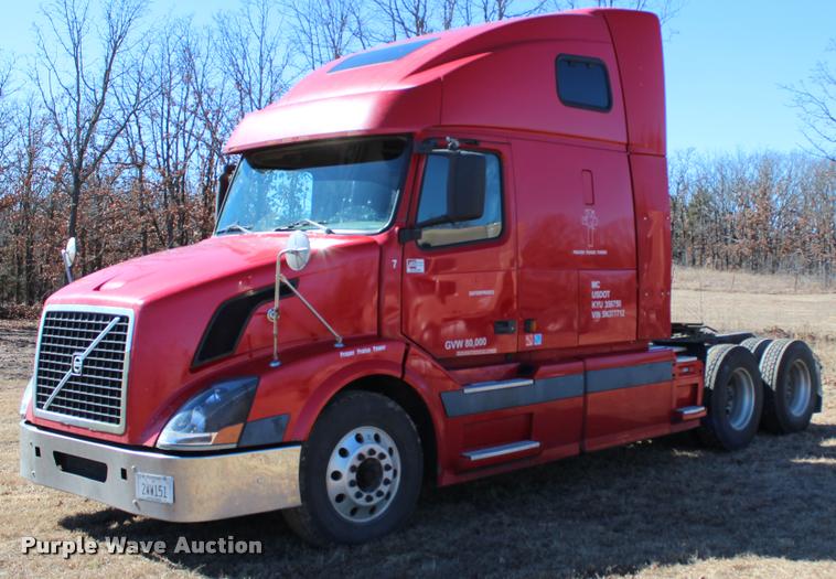 image for item L3020 2005 Volvo VNL semi truck