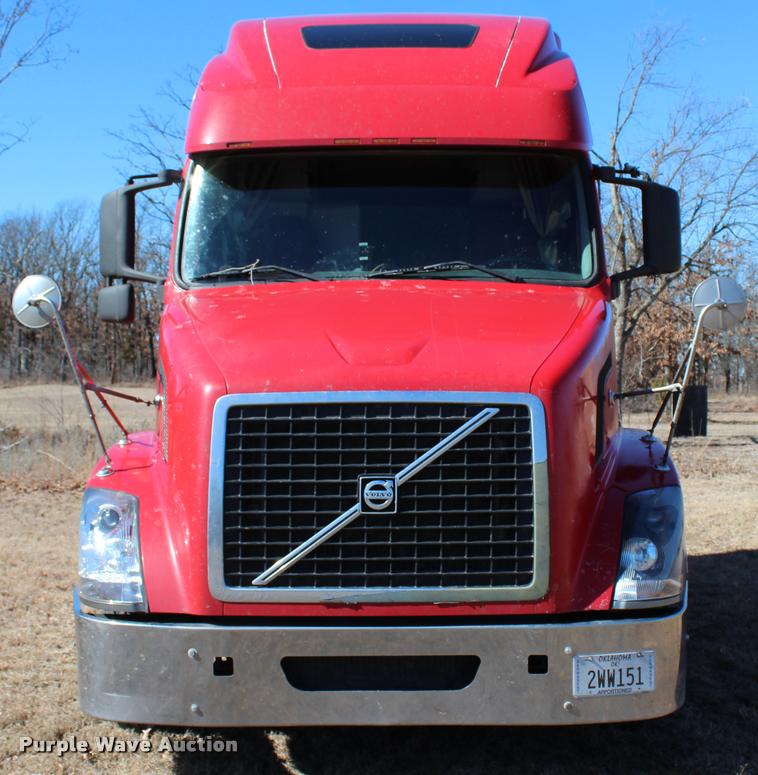 image for item L3020 2005 Volvo VNL semi truck