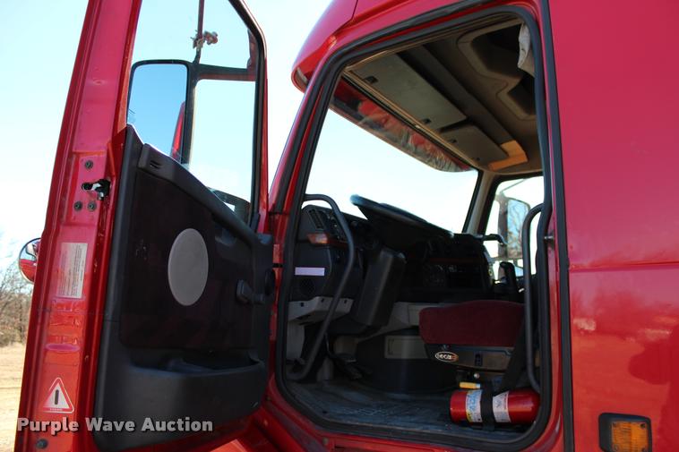 image for item L3020 2005 Volvo VNL semi truck