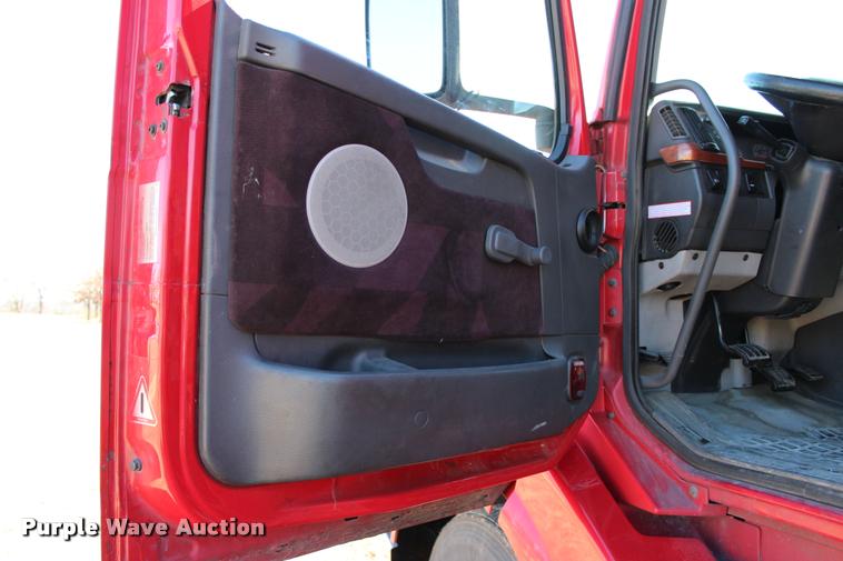 image for item L3020 2005 Volvo VNL semi truck