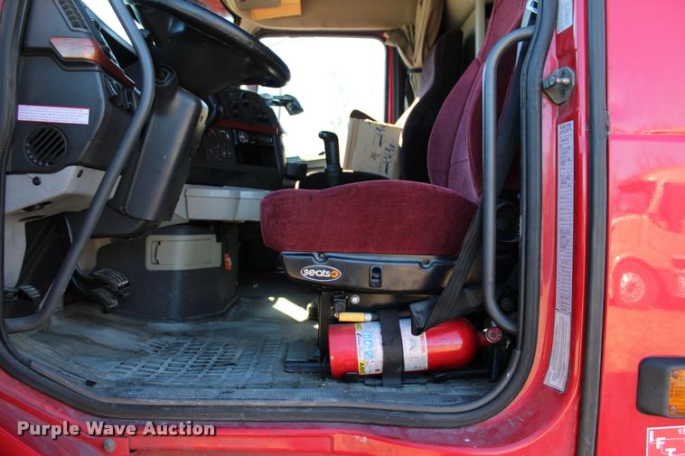 image for item L3020 2005 Volvo VNL semi truck