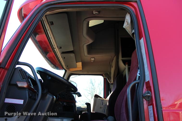 image for item L3020 2005 Volvo VNL semi truck