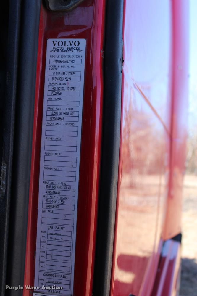 image for item L3020 2005 Volvo VNL semi truck