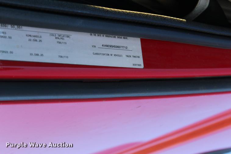 image for item L3020 2005 Volvo VNL semi truck