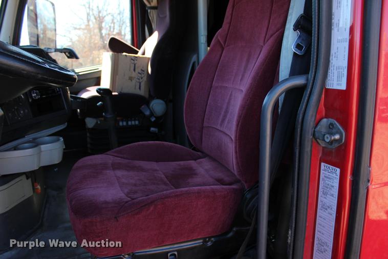 image for item L3020 2005 Volvo VNL semi truck