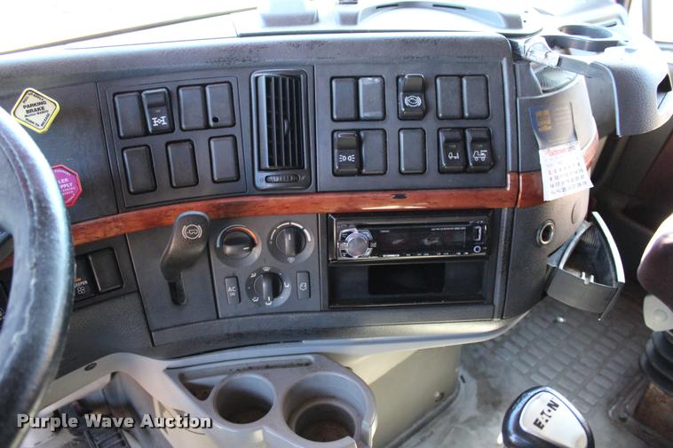 image for item L3020 2005 Volvo VNL semi truck