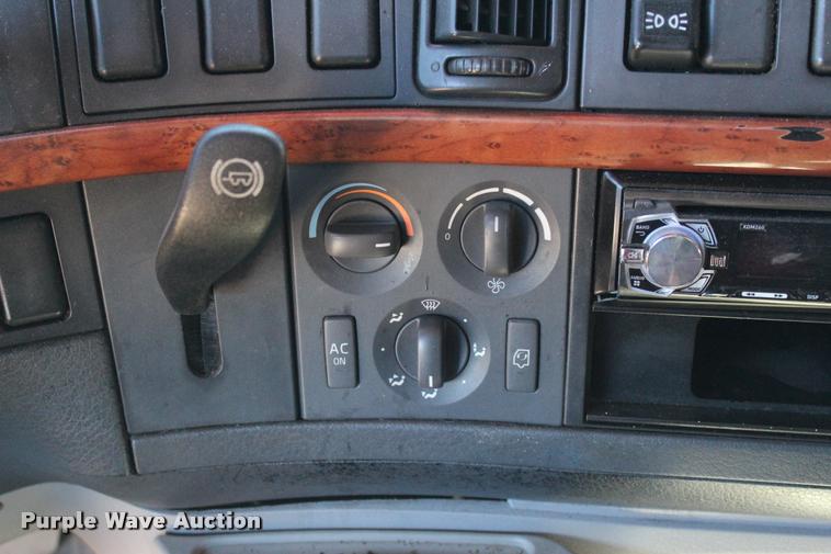 image for item L3020 2005 Volvo VNL semi truck