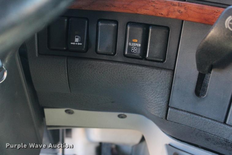 image for item L3020 2005 Volvo VNL semi truck