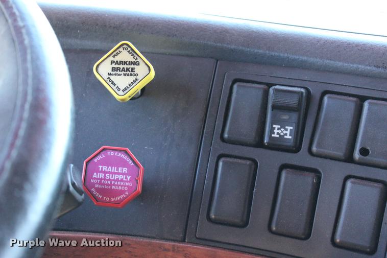 image for item L3020 2005 Volvo VNL semi truck