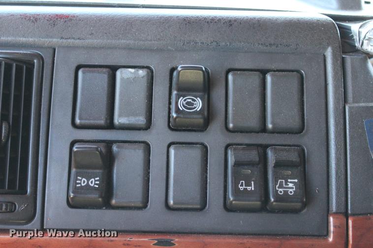 image for item L3020 2005 Volvo VNL semi truck