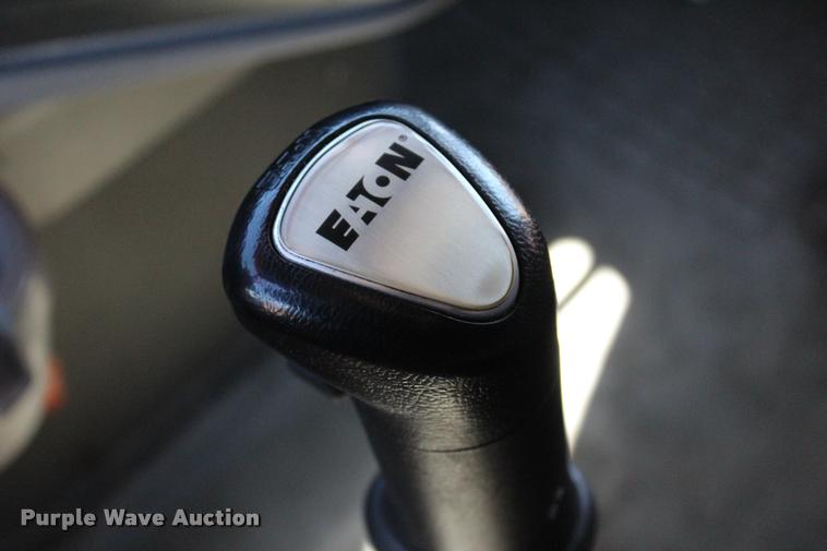 image for item L3020 2005 Volvo VNL semi truck