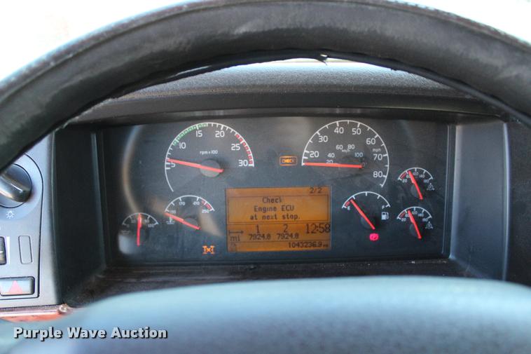 image for item L3020 2005 Volvo VNL semi truck