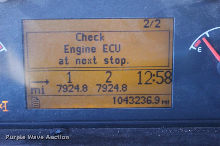 image for item L3020 2005 Volvo VNL semi truck