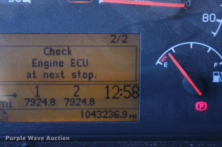 image for item L3020 2005 Volvo VNL semi truck