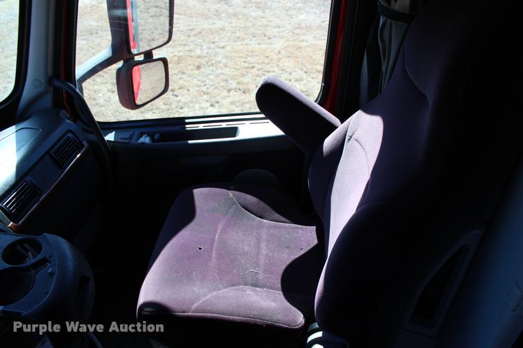 image for item L3020 2005 Volvo VNL semi truck