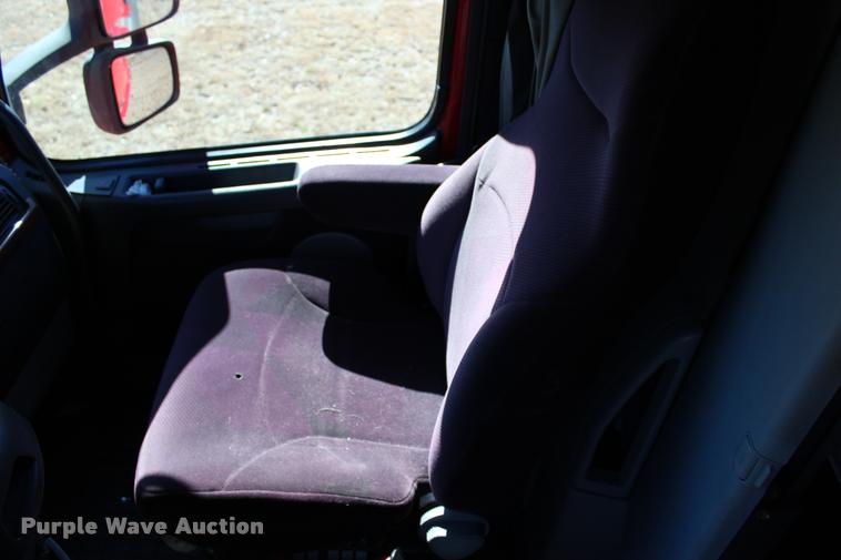 image for item L3020 2005 Volvo VNL semi truck