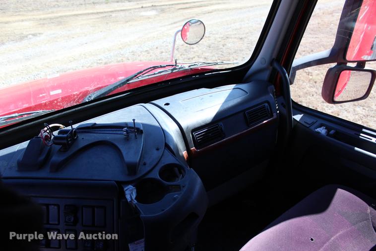 image for item L3020 2005 Volvo VNL semi truck