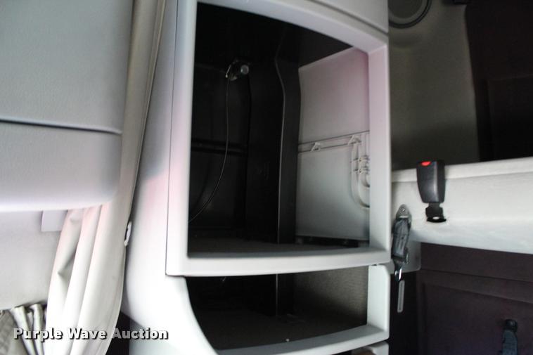 image for item L3020 2005 Volvo VNL semi truck