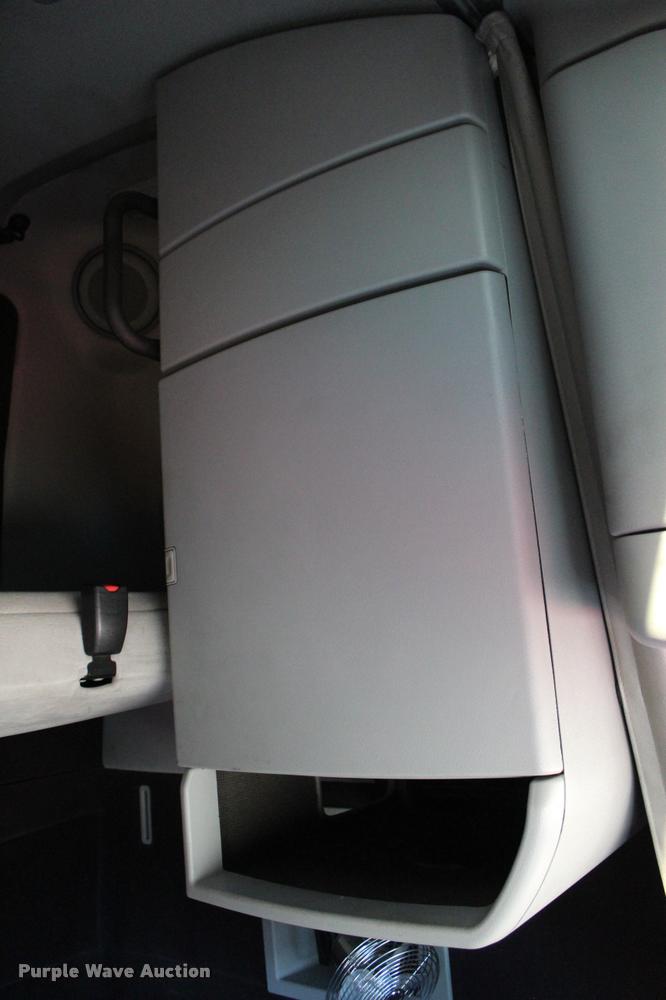 image for item L3020 2005 Volvo VNL semi truck