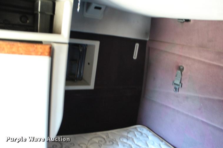 image for item L3020 2005 Volvo VNL semi truck