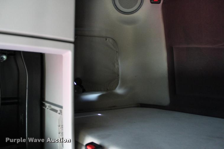 image for item L3020 2005 Volvo VNL semi truck