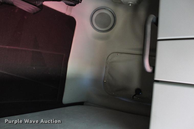 image for item L3020 2005 Volvo VNL semi truck