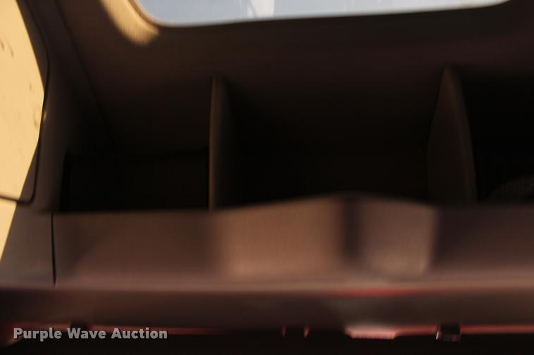 image for item L3020 2005 Volvo VNL semi truck