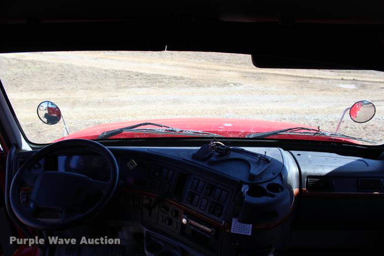 image for item L3020 2005 Volvo VNL semi truck