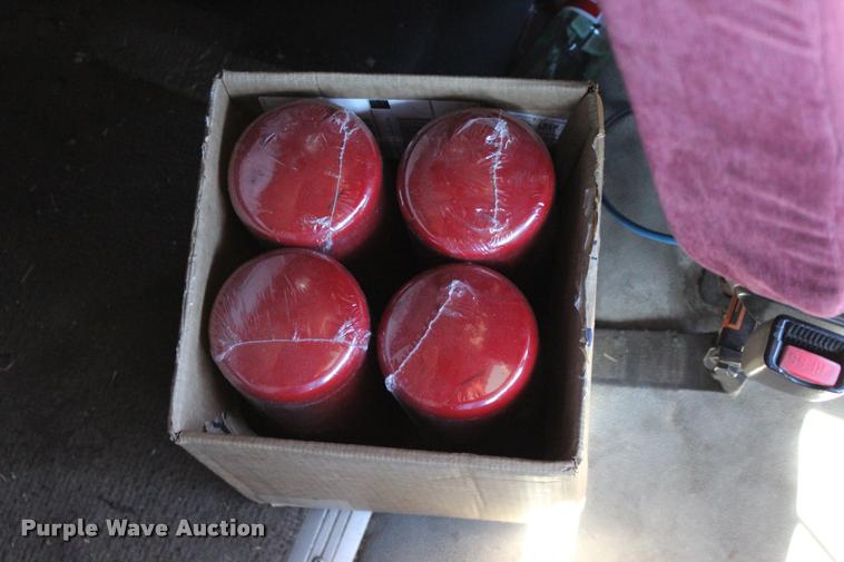 image for item L3020 2005 Volvo VNL semi truck